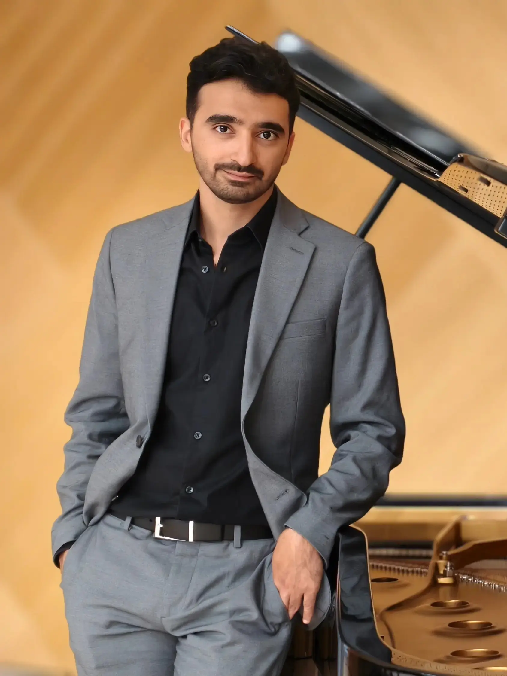 Aslan Aslanov performing at piano - mobile view